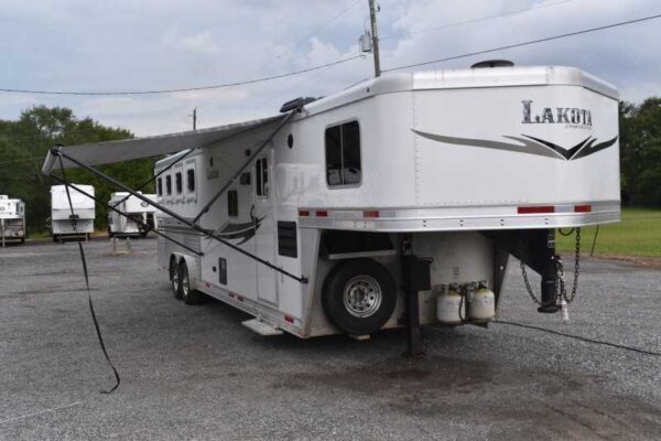 2013 Lakota Charger 8411LQ 4 Horse Trailer with 13′ Short Wall - Image 7