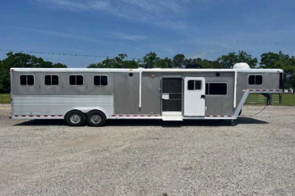 2006 Featherlite 8412LQ 4 Horse Trailer with 12′ Short Wall - Image 2