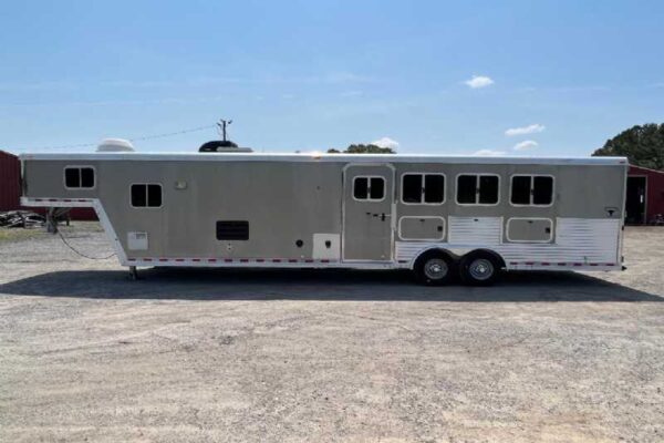 2006 Featherlite 8412LQ 4 Horse Trailer with 12′ Short Wall - Image 3