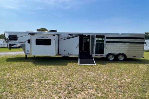 2024 Lakota Charger LE81413SR Stock Trailer with 13′ Short Wall - Image 2