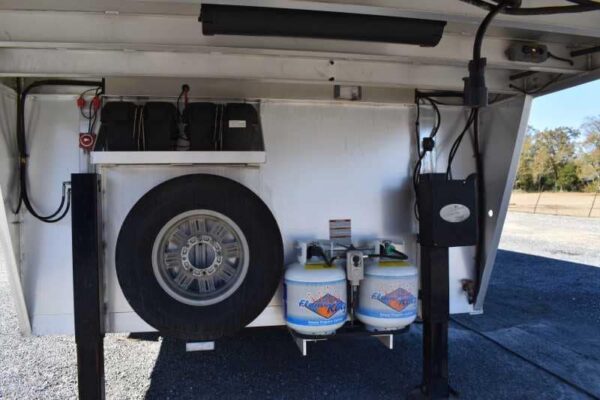2015 Lakota 8411GLQ 4 Horse Trailer with 11′ Short Wall - Image 6