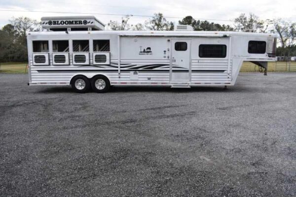 2003 Bloomer 8414LQ 4 Horse Trailer with 14′ Short Wall - Image 3