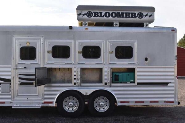2003 Bloomer 8414LQ 4 Horse Trailer with 14′ Short Wall - Image 7