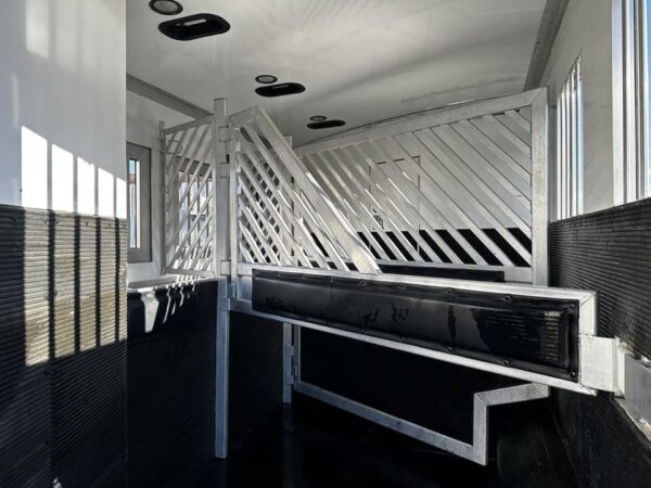 2009 Bloomer Trailers Evolution 10th Anniversary Edition 3-H 11′ LQ - Image 28