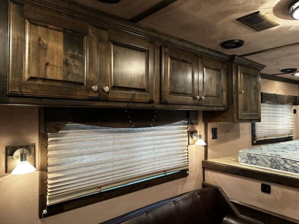 2009 Bloomer Trailers Evolution 10th Anniversary Edition 3-H 11′ LQ - Image 11