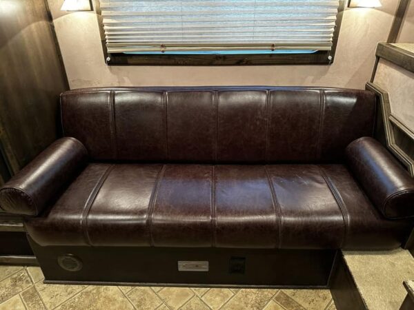 2009 Bloomer Trailers Evolution 10th Anniversary Edition 3-H 11′ LQ - Image 10
