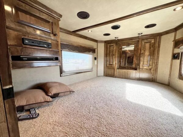 Used 2013 Bloomer 4 Horse 16′ LQ, 7’Slide, Air Ride, Pod, Mister/Water Sys  Air ride, HWH Slide, Integrated Pod - Image 6