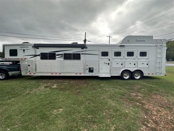 2014 Lakota Bighorn 8416, Generator, Couch, Dinette 17’ Shortwall, 4 Horse Trailer, 12′ Slide. - Image 2
