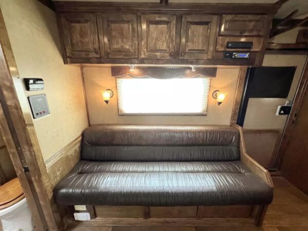 Used 2013 Bloomer 4 Horse 16′ LQ, 7’Slide, Air Ride, Pod, Mister/Water Sys  Air ride, HWH Slide, Integrated Pod - Image 11