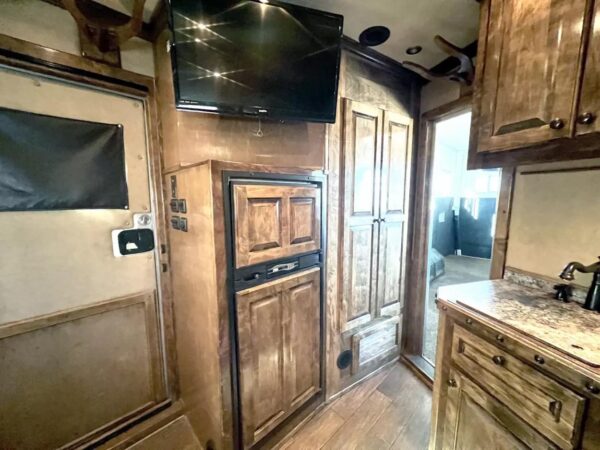 Used 2013 Bloomer 4 Horse 16′ LQ, 7’Slide, Air Ride, Pod, Mister/Water Sys  Air ride, HWH Slide, Integrated Pod - Image 15