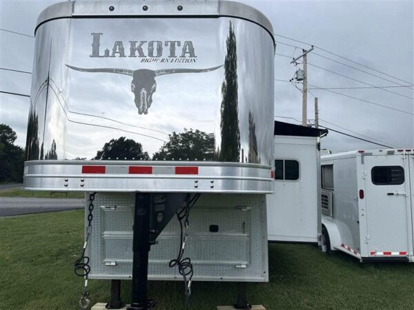 2014 Lakota Bighorn 8416, Generator, Couch, Dinette 17’ Shortwall, 4 Horse Trailer, 12′ Slide. - Image 11
