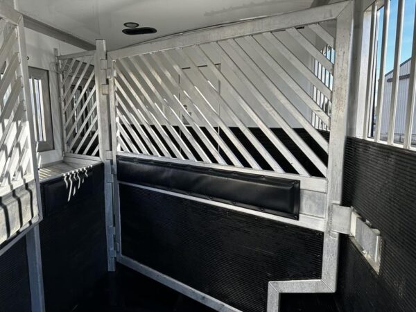 2009 Bloomer Trailers Evolution 10th Anniversary Edition 3-H 11′ LQ - Image 27