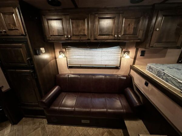 2009 Bloomer Trailers Evolution 10th Anniversary Edition 3-H 11′ LQ - Image 8