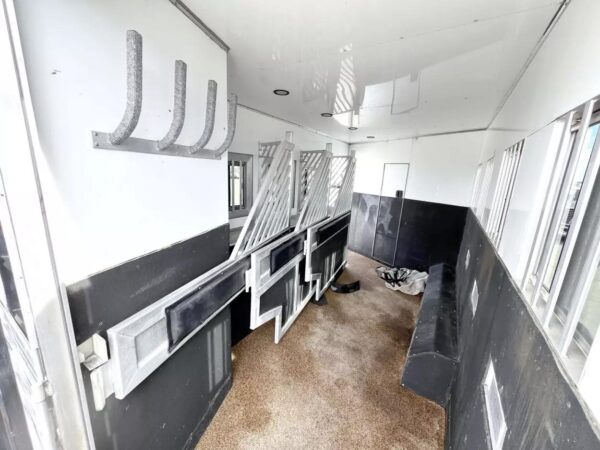Used 2013 Bloomer 4 Horse 16′ LQ, 7’Slide, Air Ride, Pod, Mister/Water Sys  Air ride, HWH Slide, Integrated Pod - Image 19