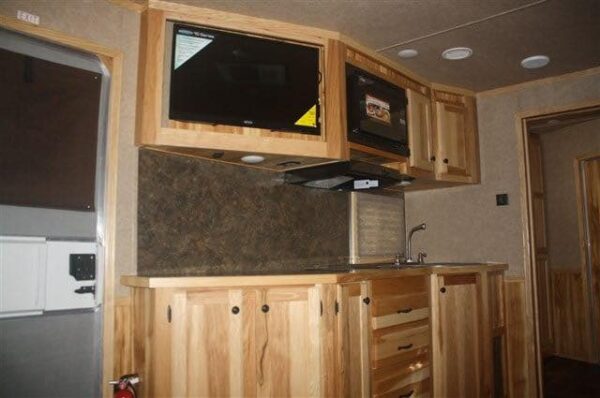 2019 Lakota Charger 4 Horse LQ with 15′ Short Wall - Image 20