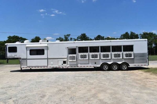 2005 Sundowner Sunlite  6LQ Horse Trailer with 11′ Short Wall 725 Grand Sierra 8612GLQ MidTack - Image 3