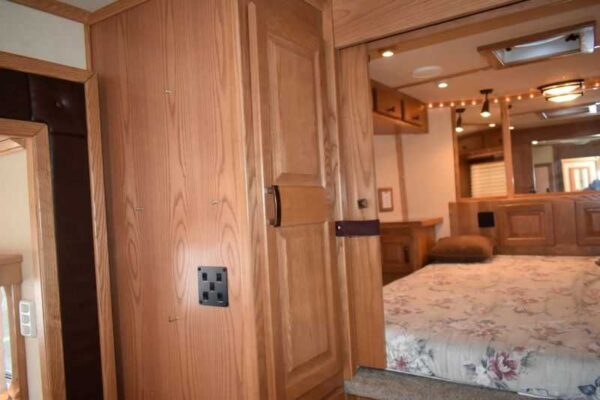 2005 Sundowner Sunlite  6LQ Horse Trailer with 11′ Short Wall 725 Grand Sierra 8612GLQ MidTack - Image 22